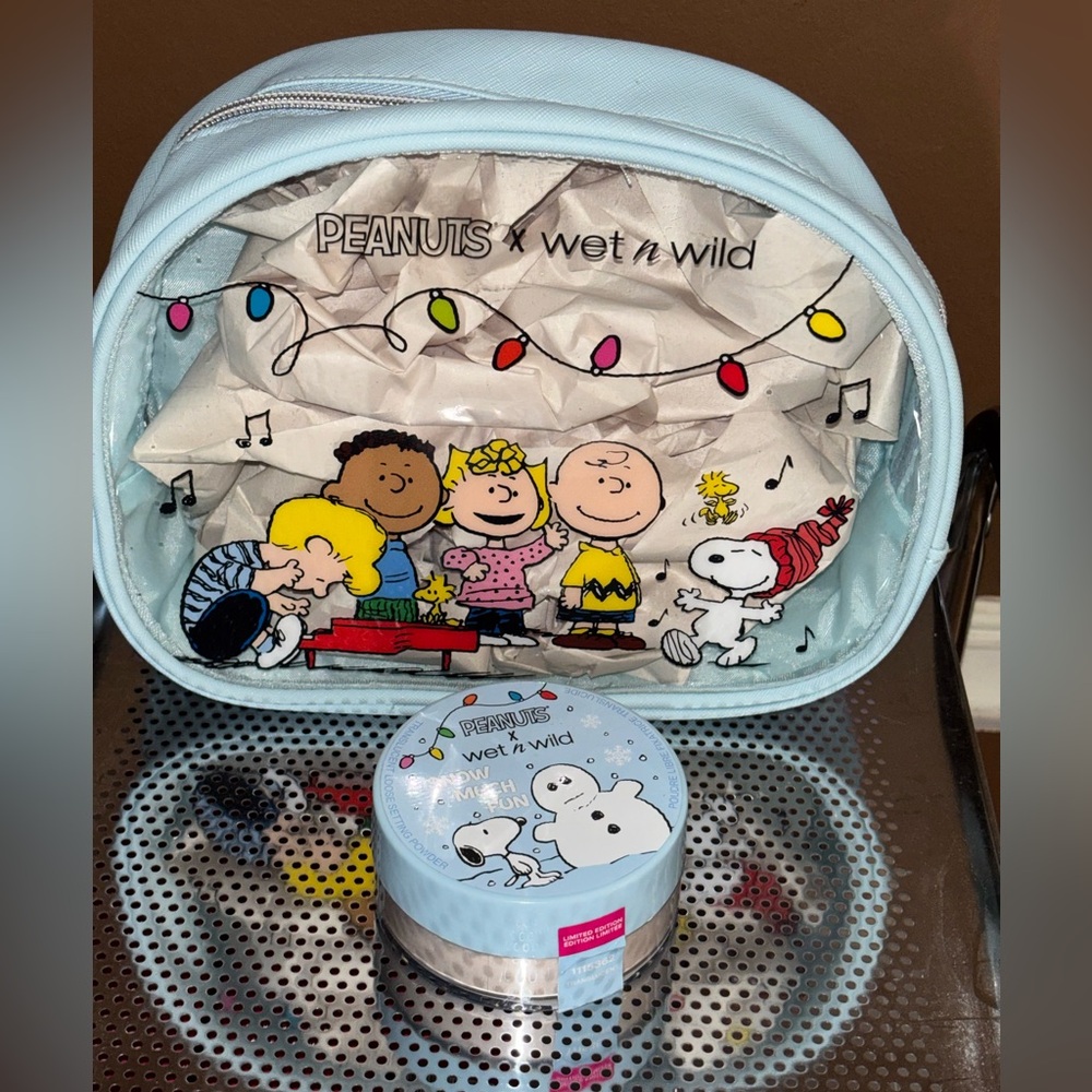 Wet n Wild x Peanuts limited edition Christmas cosmetic bag - Picture 1 of 5